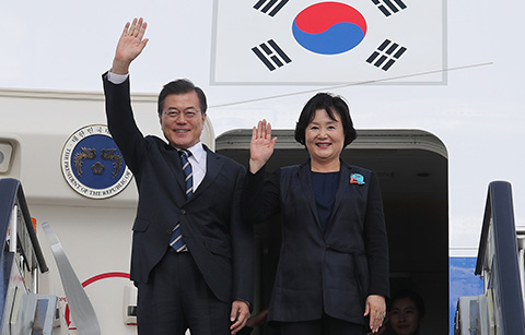 문 대통령, 김정숙 여사 러시아 도착