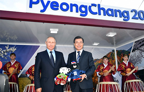 한•러 정상, '평창올림픽' 홍보관 방문