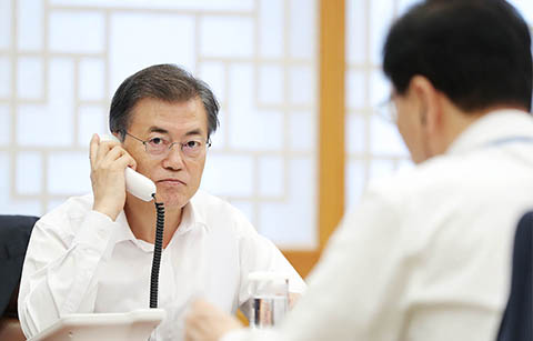 문 대통령, 프랑스•호주 정상과 통화