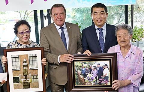 위안부 피해 할머니 위로한 슈뢰더 전(前) 독일 총리