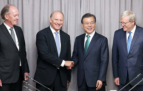 문 대통령, 국제 문제 전문가들과 한반도 해법 모색