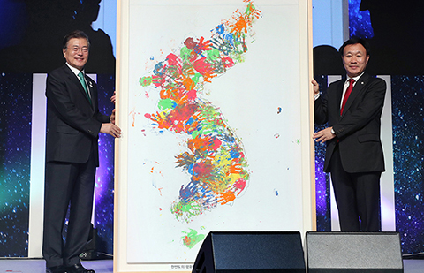 문 대통령, ‘우리가 가야 할 길은 평화’