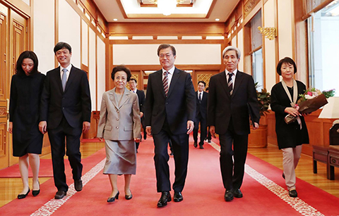 문 대통령, 신인령 신임 국가교육회의 의장 등 위촉장 수여