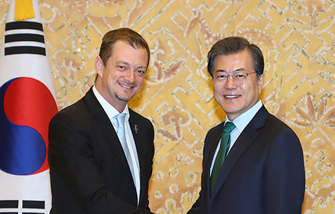 문 대통령, 국제패럴림픽위원장 접견