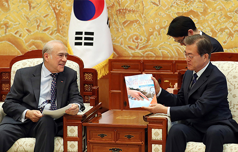 문 대통령, OECD 사무총장 접견