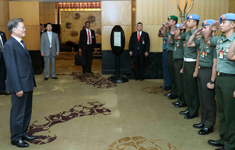 문 대통령, 인도네시아 경호사령부 경호원 격려