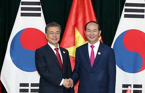 ▲ 문재인 대통령이 11일(현지시간) 베트남 다낭시 청사에서 쩐 다이 꽝 베트남 국가주석과 정상회담을 갖고 있다.