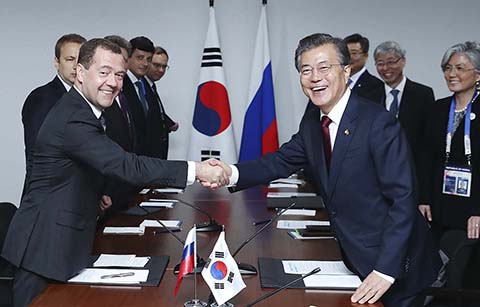 문 대통령, 메드베데프 러시아 총리와 회담