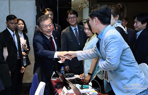 문 대통령, 동남아 순방기자단에 성과 보고