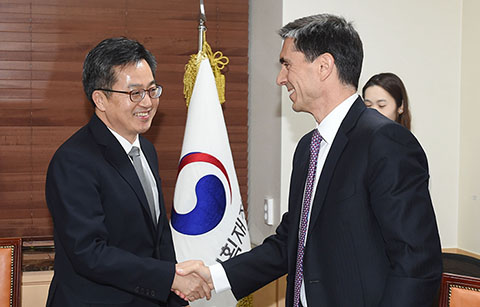 IMF, 올해 한국 성장률 3.2%로 상향