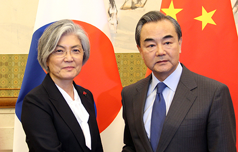 한·중 외교장관, 앙국 협력 강화 논의