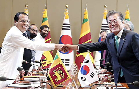 ▲ 문재인 대통령(왼쪽)이 29일 마이트리팔라 시리세나 스리랑카 대통령과 청와대 공식 환영식에서 양국 어린이들과 인사를 나누고 있다.