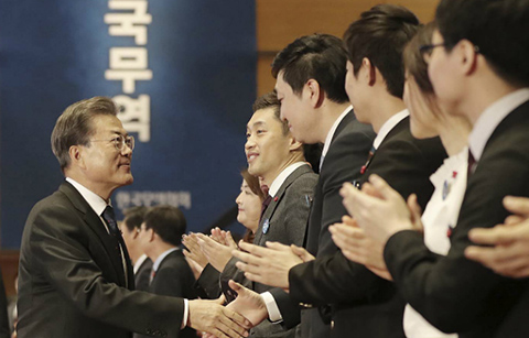 문 대통령, '무역1조 달러 재진입, 경제성장률 3%로 올라설 것'