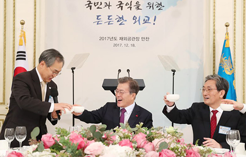 문 대통령, ‘국민 눈 높이에 맞춘 외교’ 당부