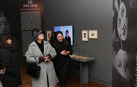 김정숙 여사, 여성 창업가들과 함께 ‘신여성 특별전’ 관람