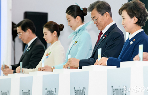 문 대통령, “인천 제2터미널은 ‘스마트 공항’”