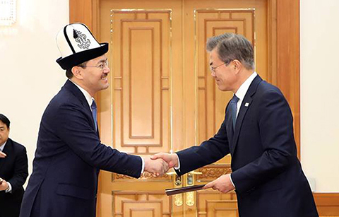 문 대통령, 5개국 주한대사 신임장 제정