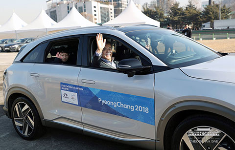 문 대통령, 수소 자율주행차 시승