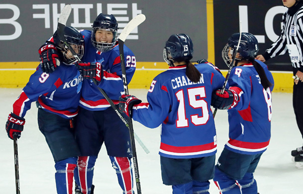 남북 여자아이스하키 단일팀, 더디지만 큰 첫 걸음