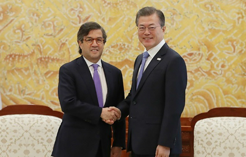 문 대통령, 미주개발은행 총재 접견