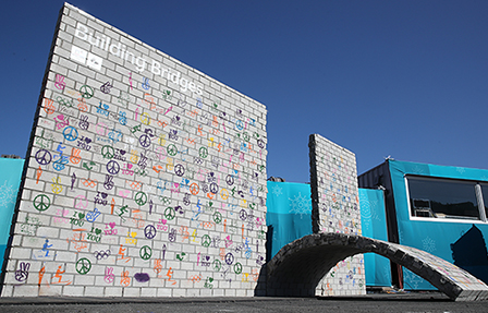 평화의 약속, ‘올림픽 휴전벽’ 제막