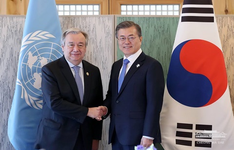 문 대통령, 유엔 사무총장과 회담, “평창의 평화 세계로 전파”