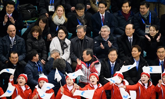 문 대통령, 북한 대표단과 단일팀 공동응원