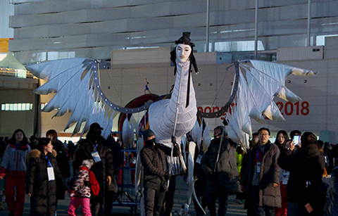 개막식의 화제 '인면조' '드론', 올림픽플라자서도 인기