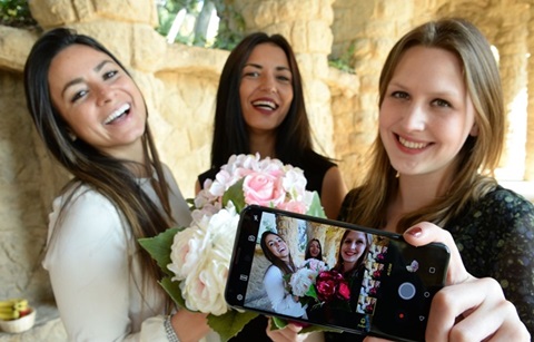 AI, AR 앞세운 삼성 '갤럭시 S9', LG전자 'V30S 씽큐'