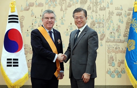 문 대통령, 바흐 IOC 위원장에게 대한민국 체육훈장 수여