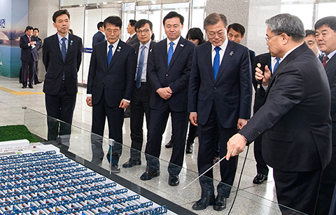 문 대통령, '부산항은 아시아의 해양수도 될 것'
