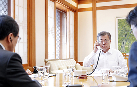 문 대통령, 미∙일 정상과 연쇄 통화