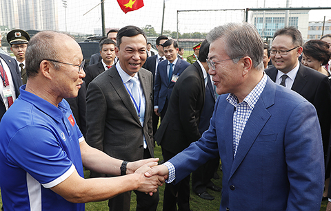 문 대통령, 베트남 국빈방문 첫 일정 소화