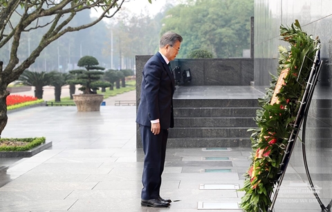 문 대통령, “양국 간 불행한 역사에 대해 유감”