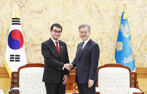 문 대통령, 일본 외무대신 접견 “한반도 평화 위해 역할 해달라”