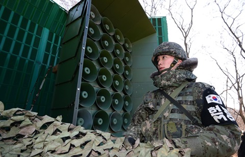 국방부, 오늘부터 대북확성기 방송 중단