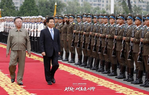 북한 김정은 국무위원장, 국군 의장대 사열 받는다