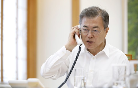 문 대통령, 일ᆞ러 정상 통화… 비핵화 로드맵 논의