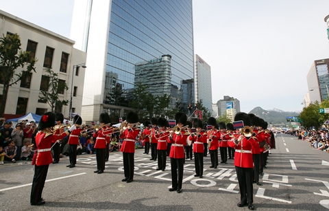 “전통과 첨단이 공존하는 도시” 한국에 매료된 영국 젊은이들