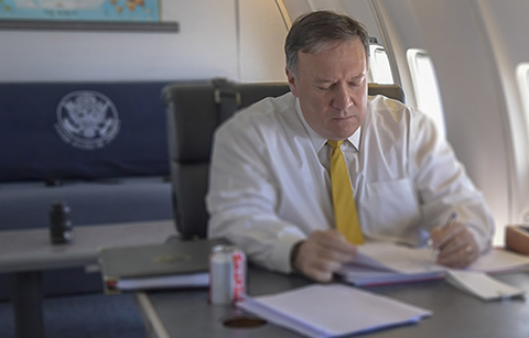 폼페이오 미 국무장관, 북 억류 미국인 3명과 귀국