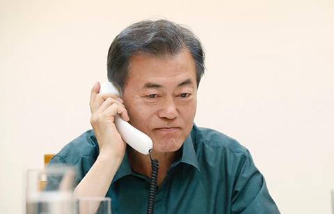 한•미 정상 통화 "북한 억류 미국인 석방, 북미회담에 긍정적 영향"