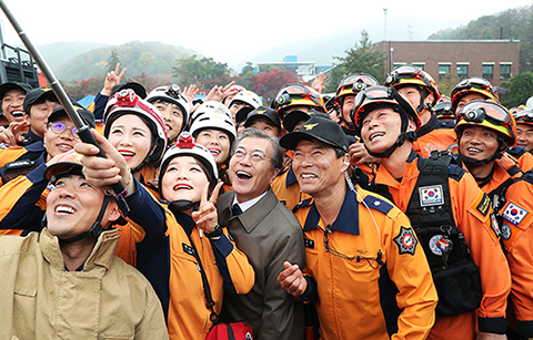 취임 1년 문재인 대통령 “평화가 일상이 되길”
