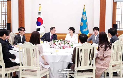 문재인 대통령, 평양 공연 남측예술단과 오찬