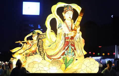 빗속의 10만 연등행렬… 한반도 평화를 비추다