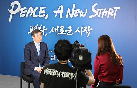 도종환 장관 봉황TV 인터뷰 “남북 교류 활발해질 것” 