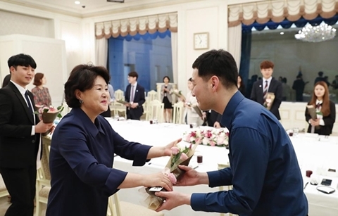 김정숙 여사, 성년의 날 ‘바람개비 서포터즈’ 청년 초청 만찬