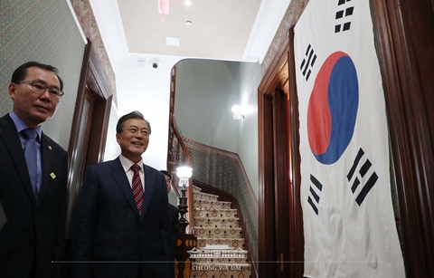 문 대통령, 주미대한제국공사관 방문 “한미관계 역사 대단”