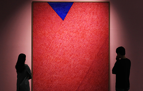 김환기 ‘붉은 점화’ 85억 원… 해외 경매서 역대 최고가 