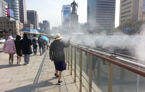 올여름 광화문광장에 더위잡는 ‘인공 안개비’ 내린다