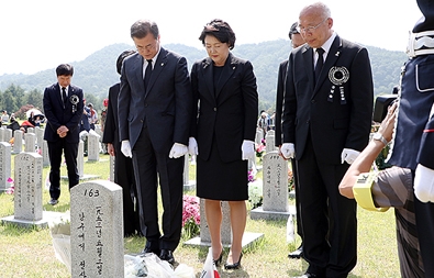 문 대통령 “남북관계 개선되면 DMZ 유해 우선 발굴”